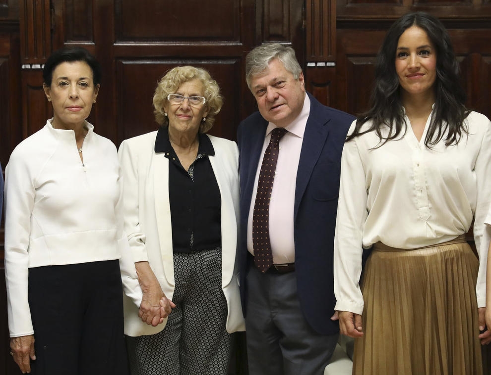 La alcaldesa de Madrid, Manuela Carmena, ha recibido a los familiares del terrorista Leopoldo López en el Ayuntamiento de Madrid, haciéndole el juego de una manera vergonzosa a la reacción…