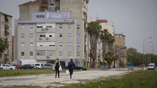  
En los barrios más pobres de España, como son el “Polígono Sur” y “Los pajaritos”, la cuarentena está llevando a una situación dramática a muchas familias que dependen de la…