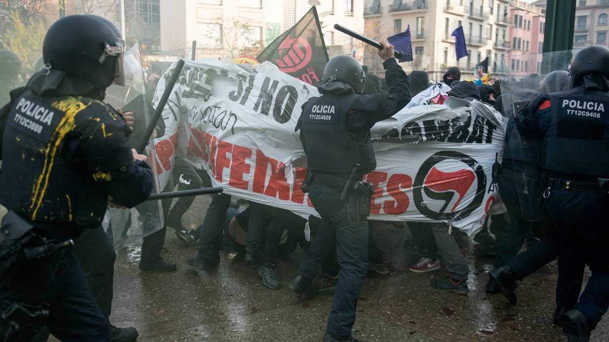 Ahir, 6 de desembre, els Mossos d’Esquadra van carregar contra el moviment antifeixista que ens vàrem manifestar tant a Girona com a Terrassa contra les manifestacions convocades pel PP, la…