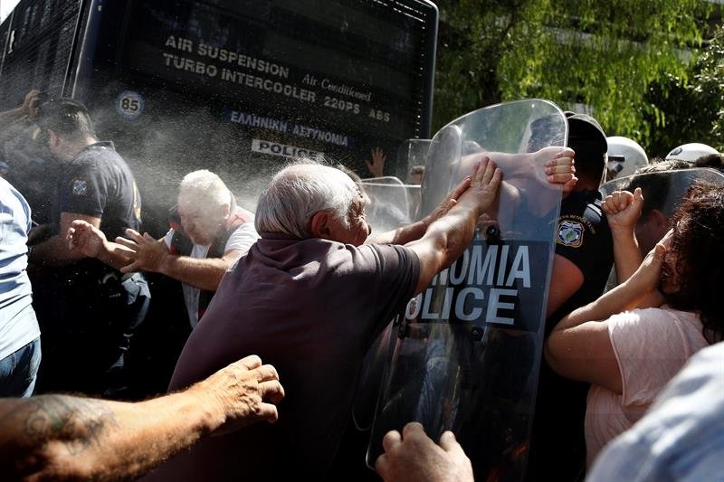 La socialdemocracia griega, aquella que con su programa de Salónica decía abanderar la defensa de los derechos humanos del pueblo griego, reprimió con el uso de gases lacrimógenos y aerosol…