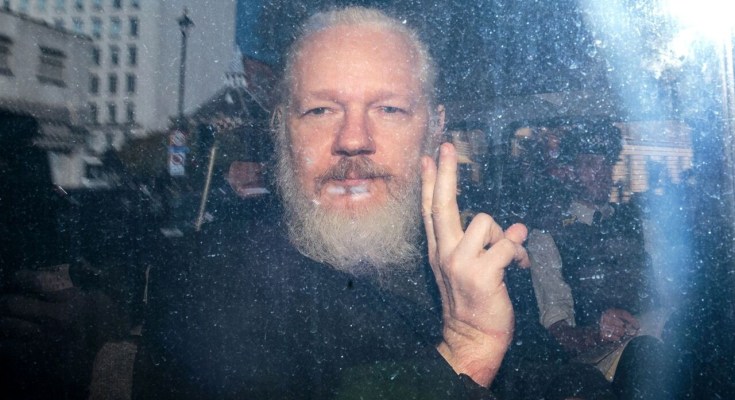  
La Policía británica ha detenido este jueves al fundador de WikiLeaks, Julian Assange, después de que el presidente de Ecuador, Lenín Moreno, anunciara que le retiraba el asilo en la…