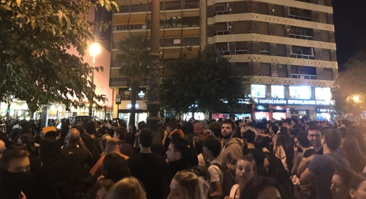  
Ayer, en València, tuvo lugar una concentración en apoyo al pueblo de Catalunya, contra la represión y contra la sentencia del Procés. La concentración tuvo lugar en la Plaza de…