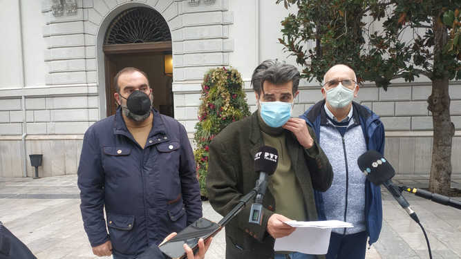 El grupo municipal de IU y Podemos ejecuta en el ayuntamiento de Granada el plan de sus organizaciones a nivel estatal de hacer de botones de las aves de rapiña…
