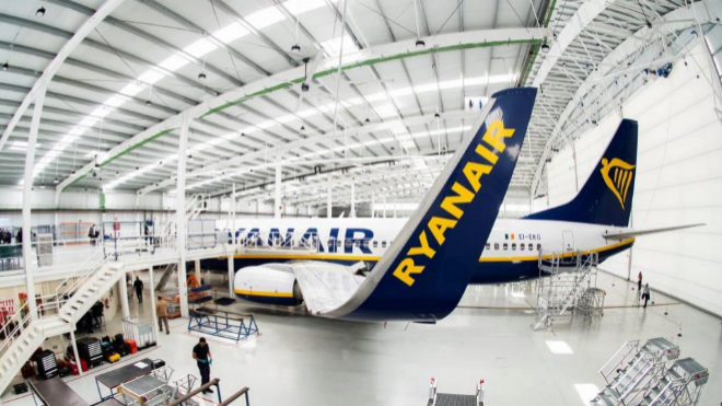 La compañía aérea Ryanair ha amenazado a la plantilla de La Rinconada (Sevilla) con cerrar el hangar de reparaciones situado en este municipio por protestar contra las pésimas condiciones laborales.…