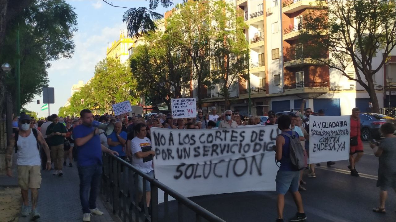 El pasado lunes 4 de julio los vecinos del Cerro del Águila salieron a la calle a protestar contra los cortes de luz que se llevan dando en sus barrios…