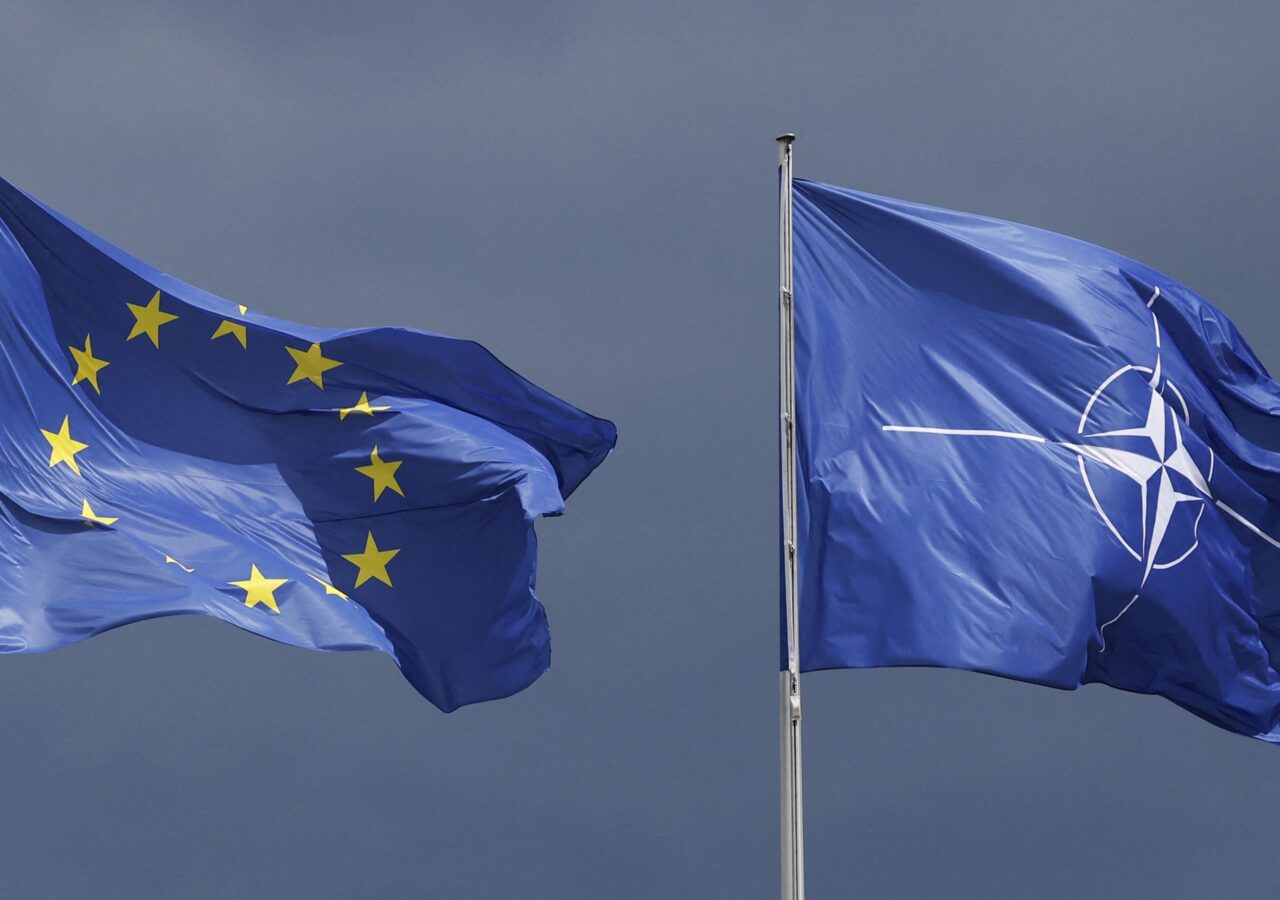 Por la salida de la OTAN y la UE